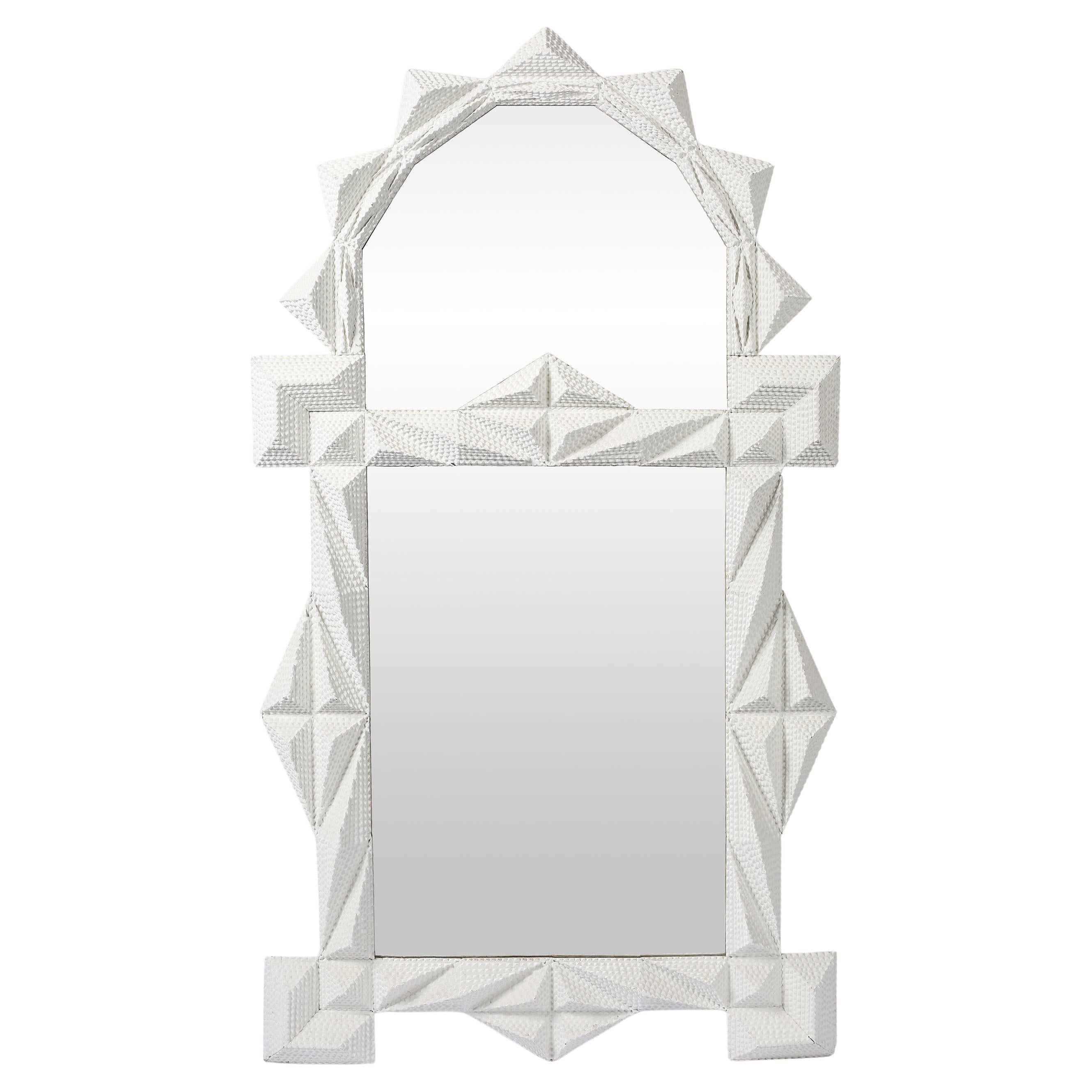 Grand miroir géométrique blanc du début du 20e siècle de Tramp Art