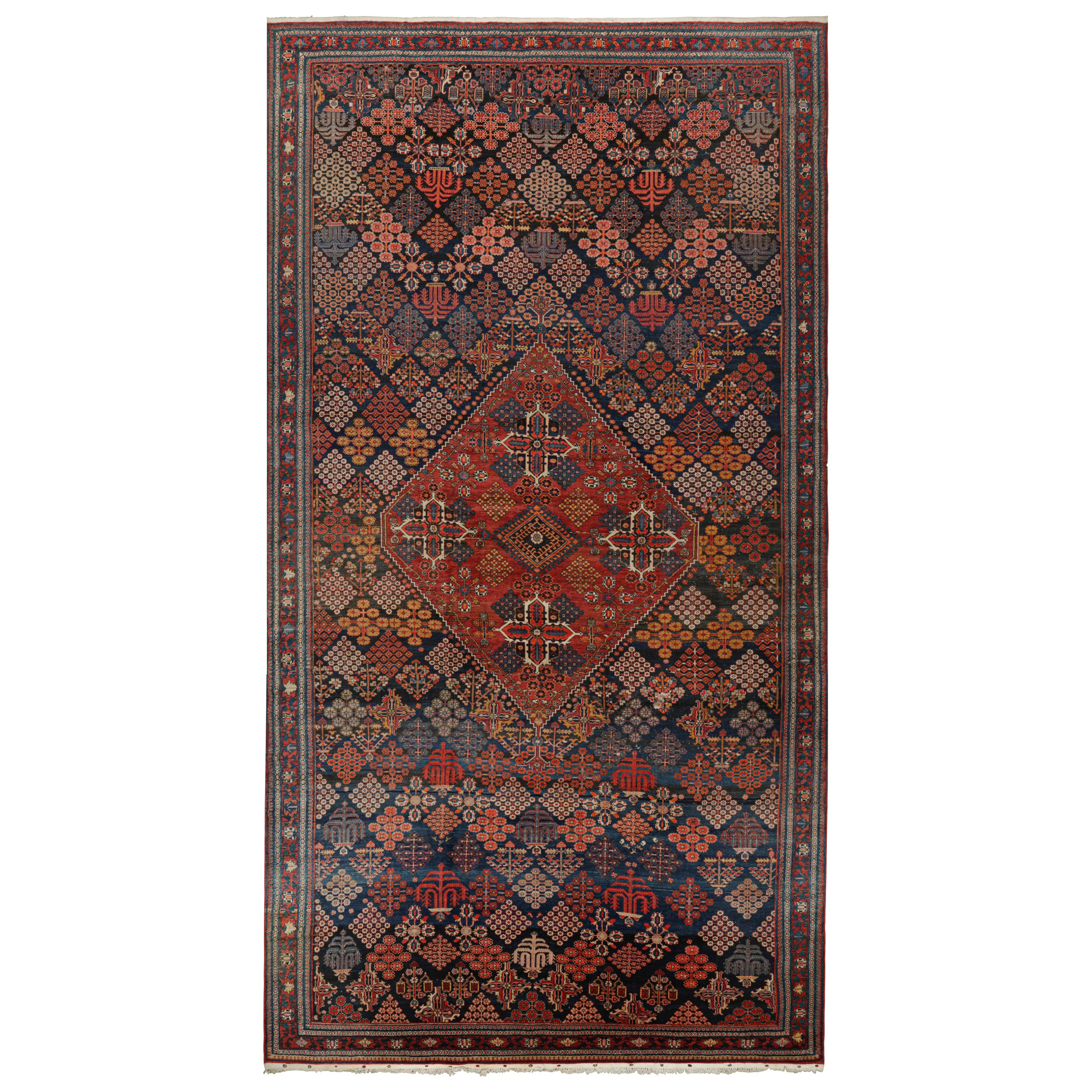 Tapis persan Joshaghan ancien surdimensionné à fleurs avec médaillon en vente