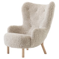 Petra VB3 Lounge Chair-Sheepskin Moonlight & Oak- di Viggo Boesen per &Tradition
