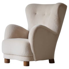 Fauteuil à haut dossier, tapissé d'alpaga pure