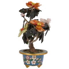 Modello di fiore cinese in giada, corniola e quarzo in una fioriera in smalto cloisonné