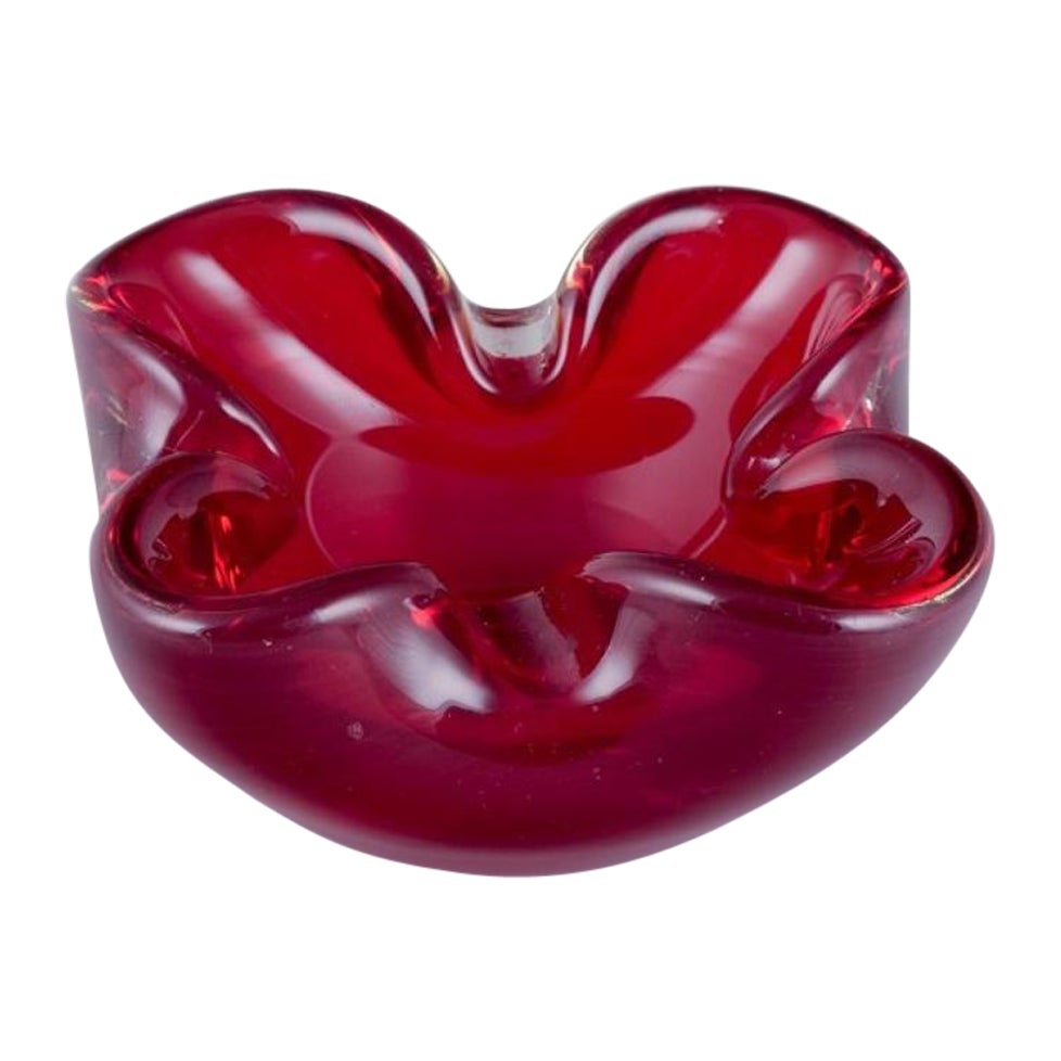 Murano, Italia. Cuenco de vidrio artístico de color rojo intenso con burbujas de aire en el interior. en venta
