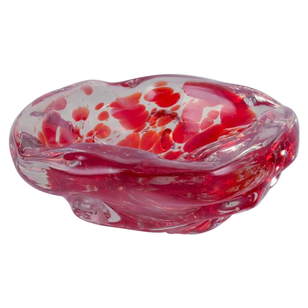Murano, Italia. Cuenco de vidrio artístico. Cristal transparente y rojo con burbujas de aire en el interior.