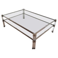 Grande table basse en Lucite et chrome avec 2 étagères en verre