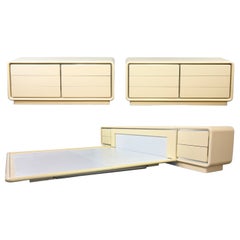 Set di camere da letto moderne Glenn of Calif con letto a piattaforma King, 2 comodini e 2 cassettiere 