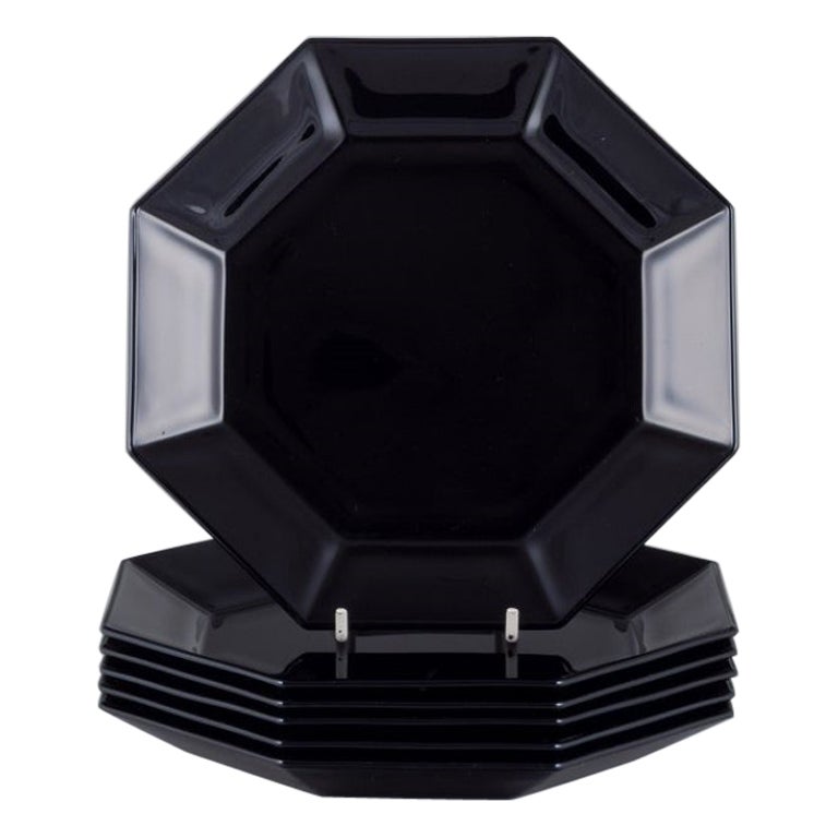 Arcoroc, France. Set of six octagonal plates in black glass. 1970s/1980s.
