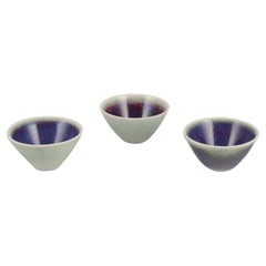 Drei Rörstrand-Keramikschalen mit Glasur in Violett- und Grüntönen.
