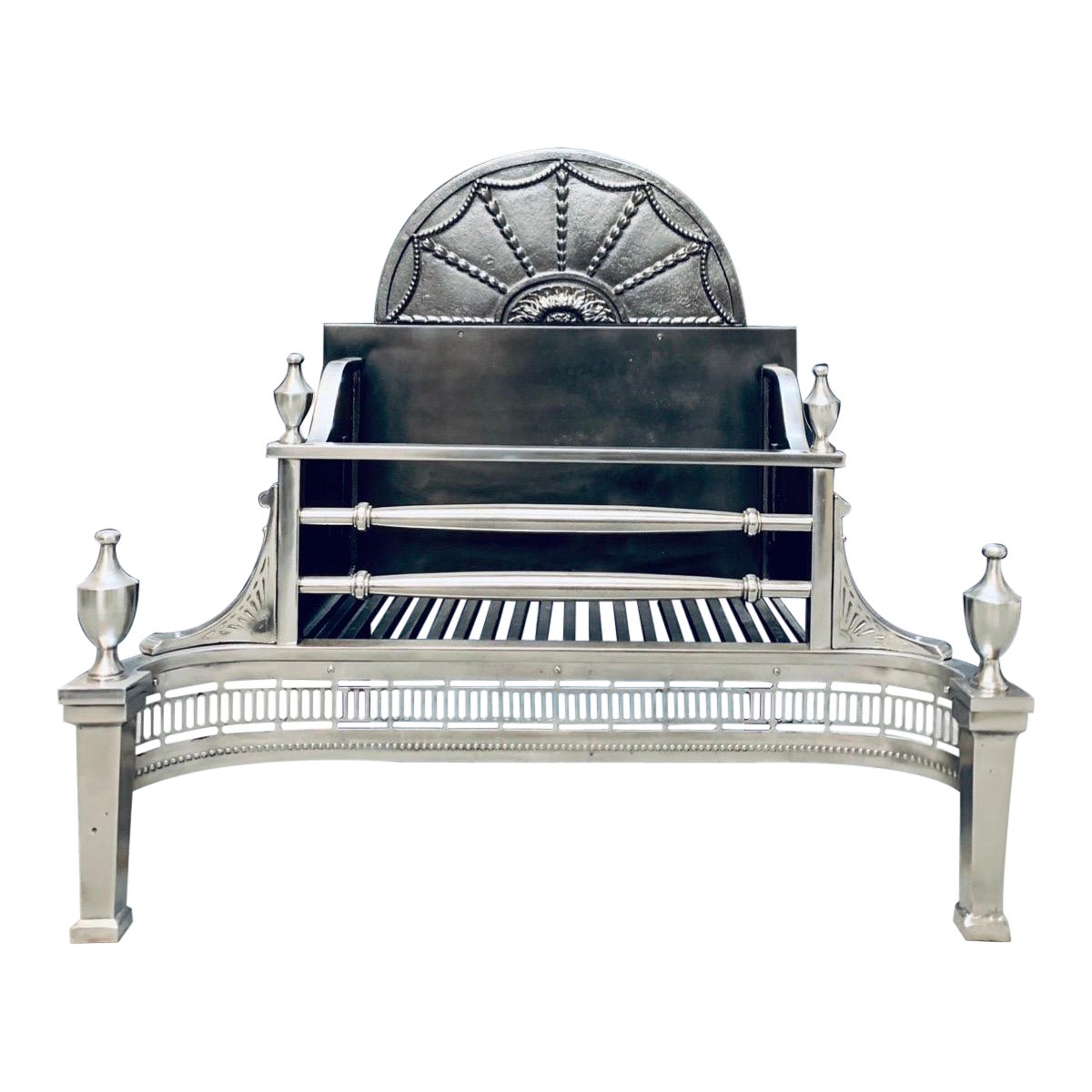 Cesta de acero pulido de estilo georgiano.