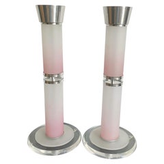 Lámparas de mesa posmodernas de lucita rosa y cromo - un par