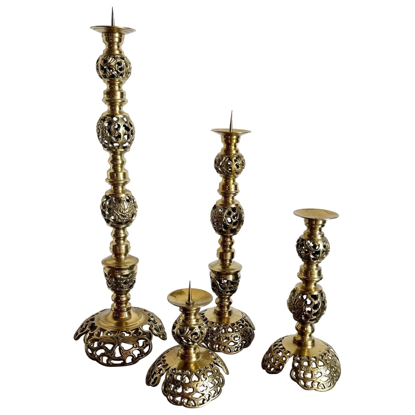 Monumentale portacandele in ottone ascendente in stile James Mont - set da 4
