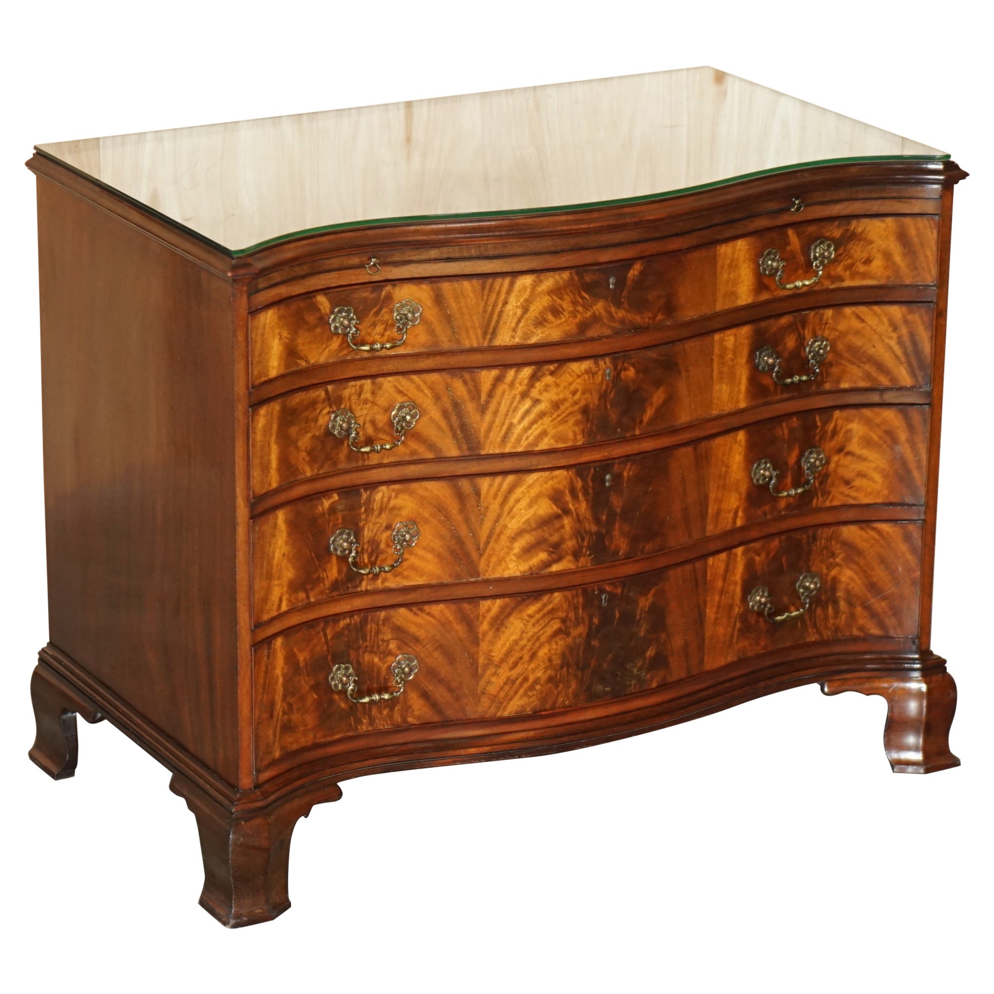 STUNNING FLAMED HARDWOOD HOWARD & SON'S SERPENTINE FRONTED CHEST OF DRAWERs For Sale