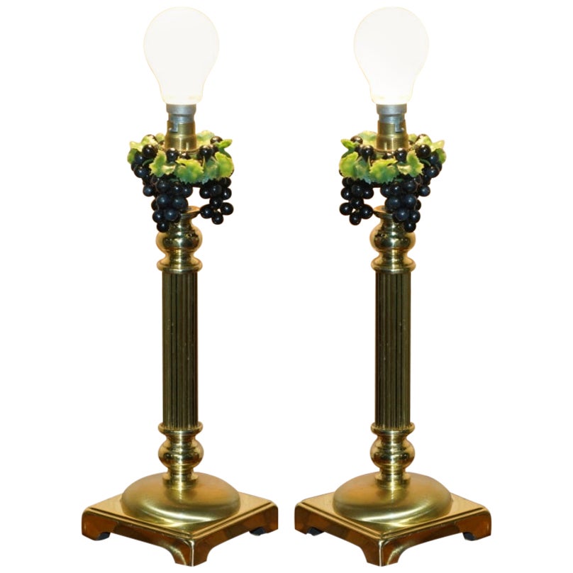PAIR OF ViNTAGE CORINTHIAN PILLAR BRASS DESK LAMPS WITH GRAPE VINE DETAILING For Sale