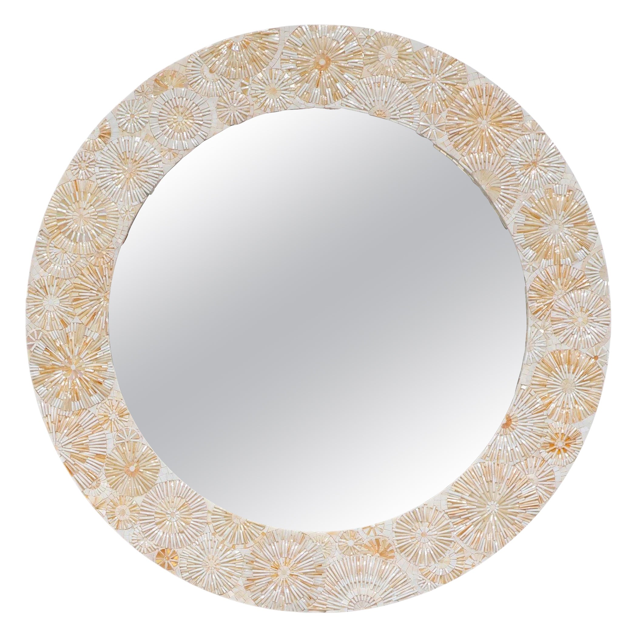 Miroir moderne rond en mosaïque de fleurs en ivoires chauds par Ercole Home