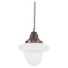 Grande lampada a sospensione in vetro opalino Benjamin 'Bencolite', A.I.C. 1930