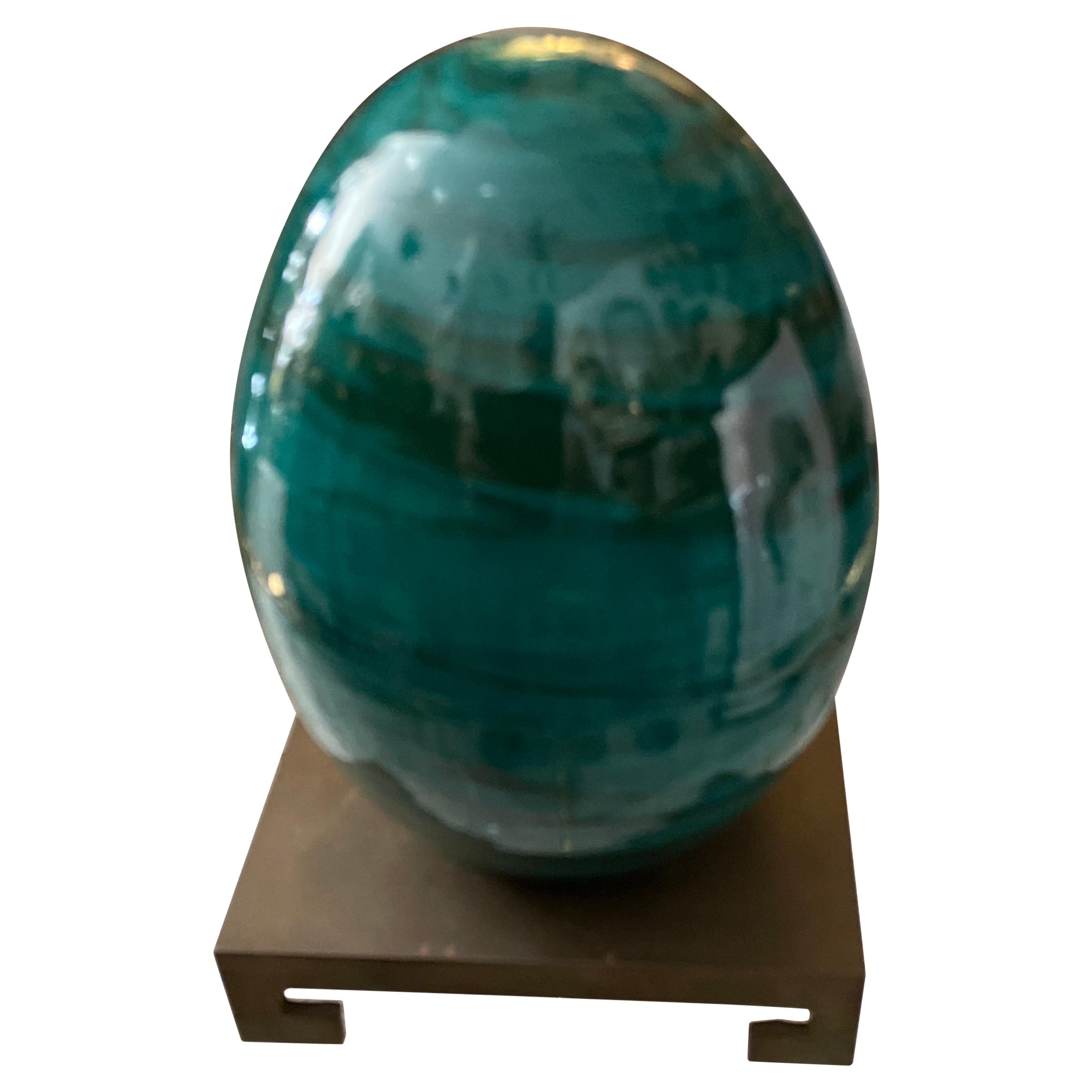 Faux œuf en terre cuite émaillée de malachite sur Stand en laiton en vente