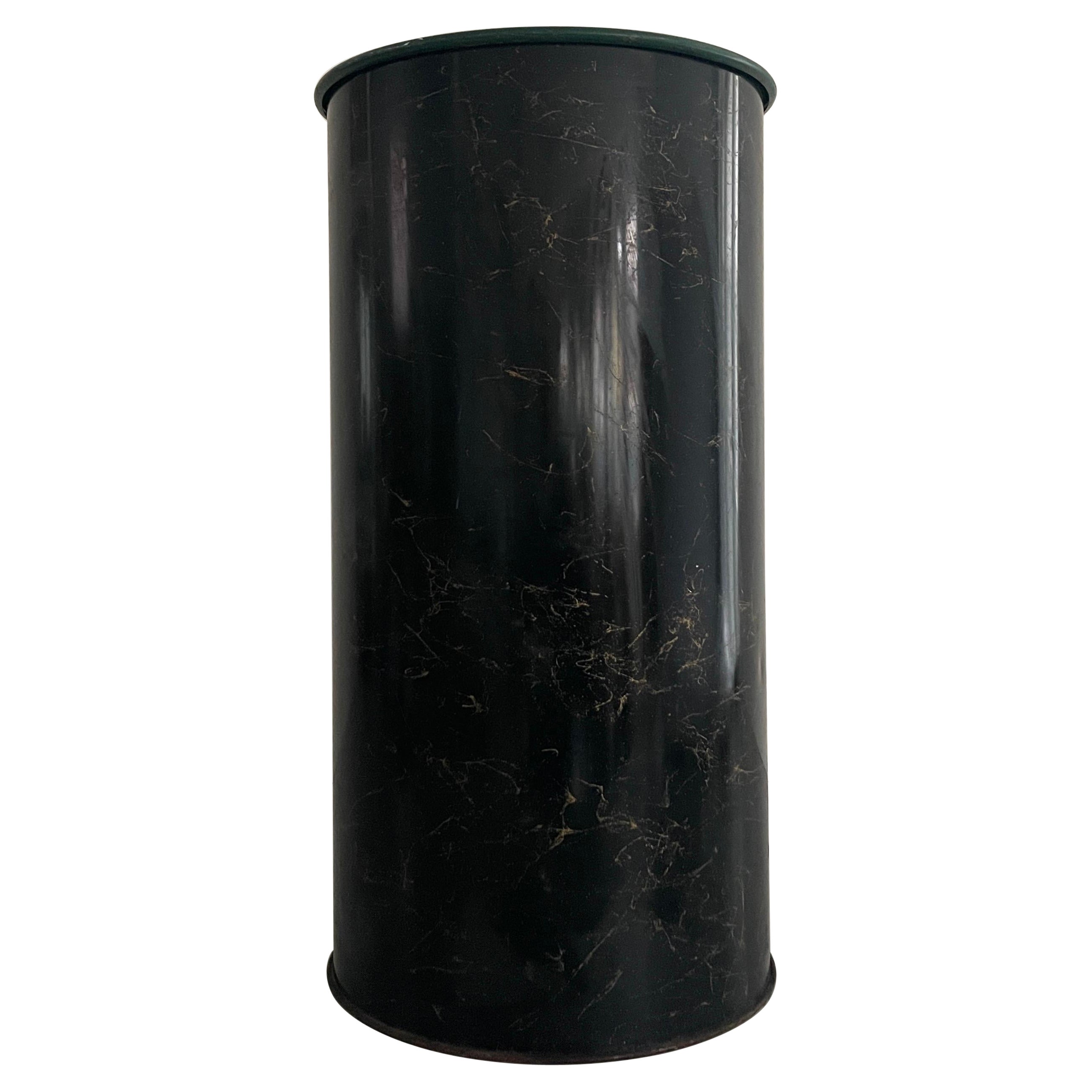 Portaombrelli a forma di cilindro in metallo nero e verde usurato, anni '960, Italia