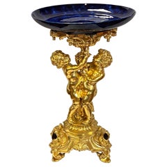 Centro de mesa monumental neoclásico de bronce dorado y porcelana esmaltada azul cobalto