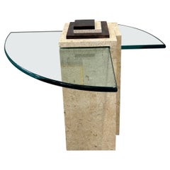Table d'appoint en corne, travertin et verre Attribuée à Enrique Garcel