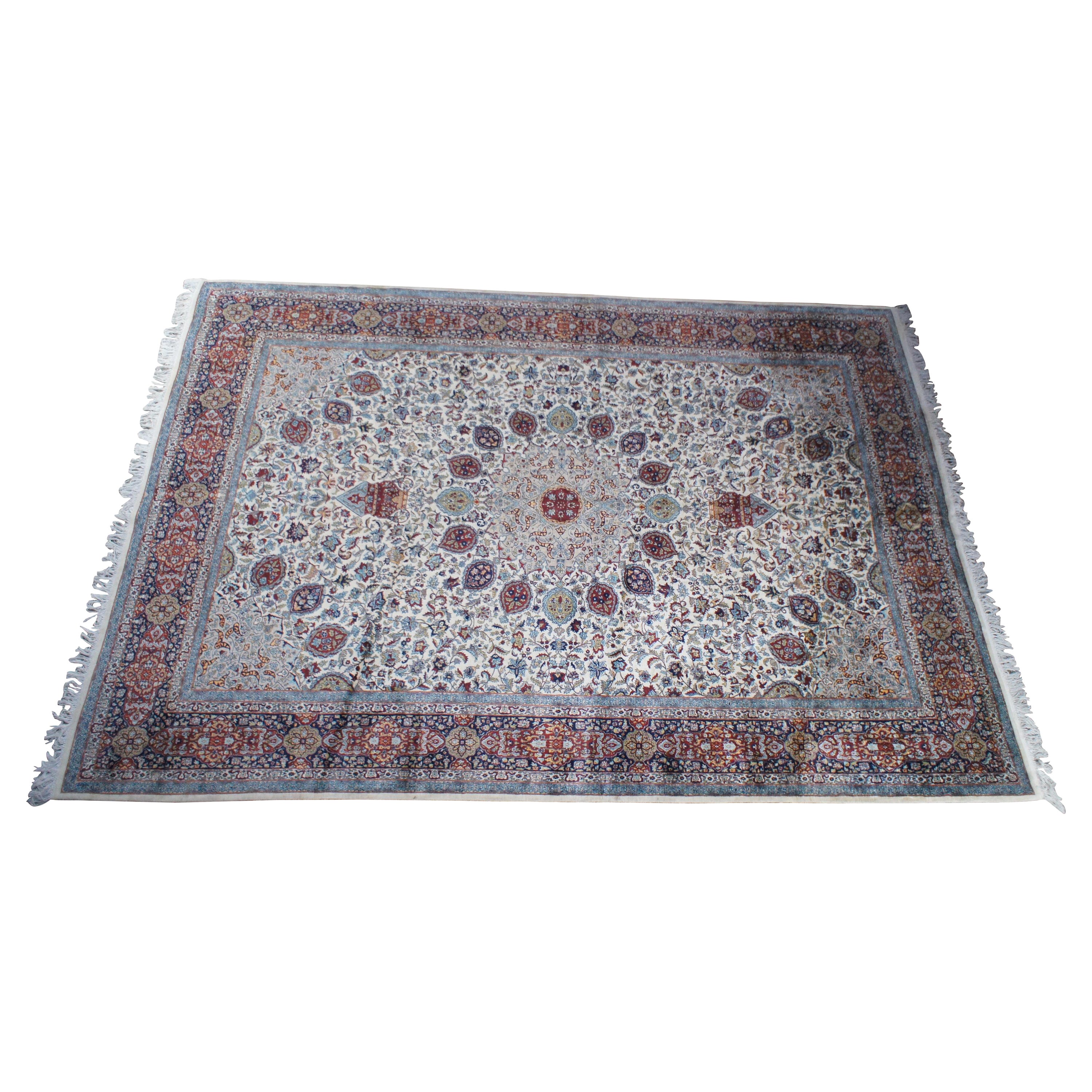 Tappeto persiano Nain d'epoca. Disegnato dopo il Tappeto di Ardabil (o Tappeto di Ardebil), uno dei tappeti più famosi al mondo. Realizzato in seta e lana, presenta un disegno floreale all over con medaglione centrale in stile sunburst / starburst.