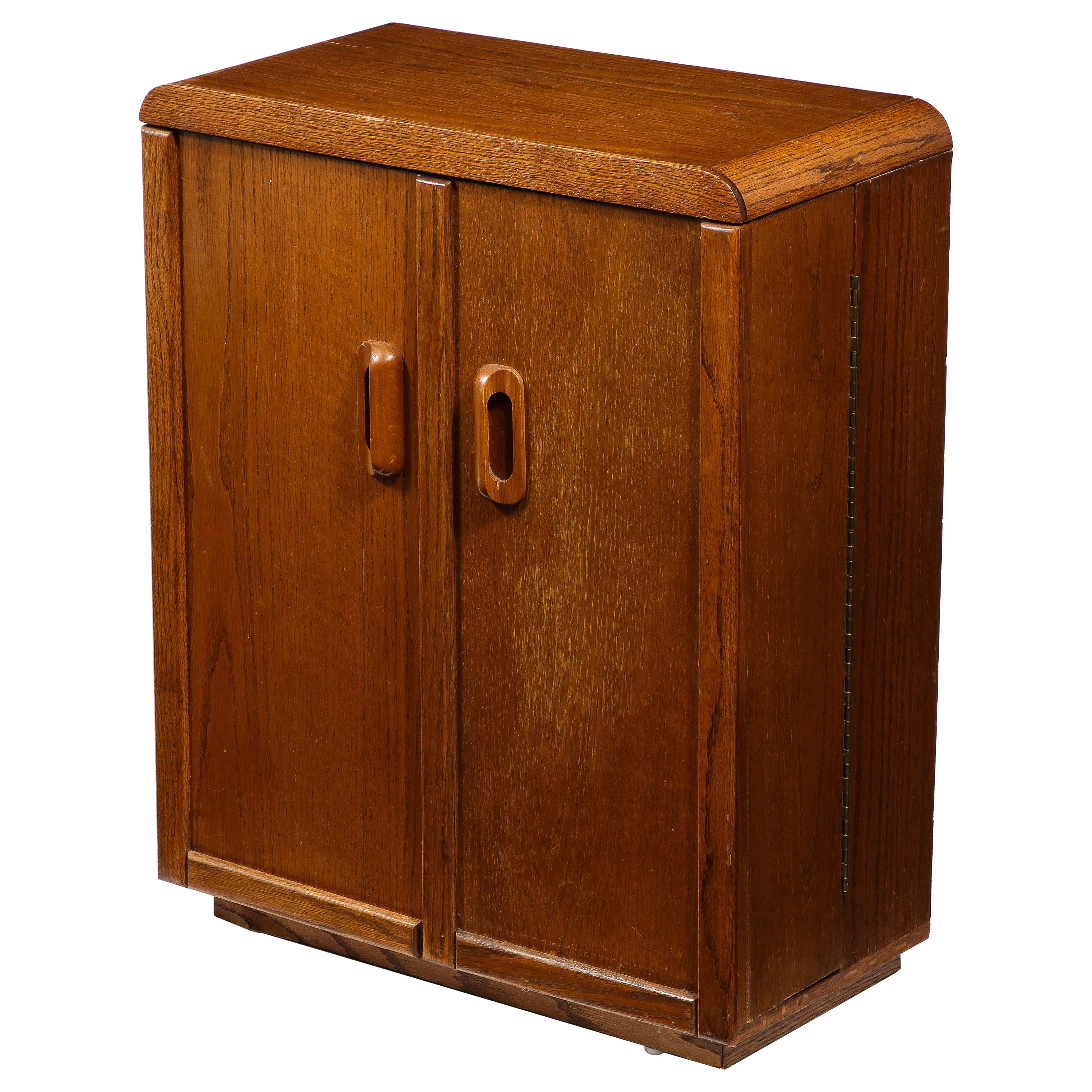 Petite armoire de chambre d'enfant en chêne Brown foncé de l'époque de la Reconstruction - France années 1950 en vente