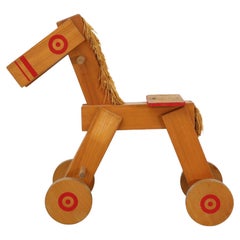 Pony in legno per bambini di metà secolo con ruote e dettagli dipinti in rosso