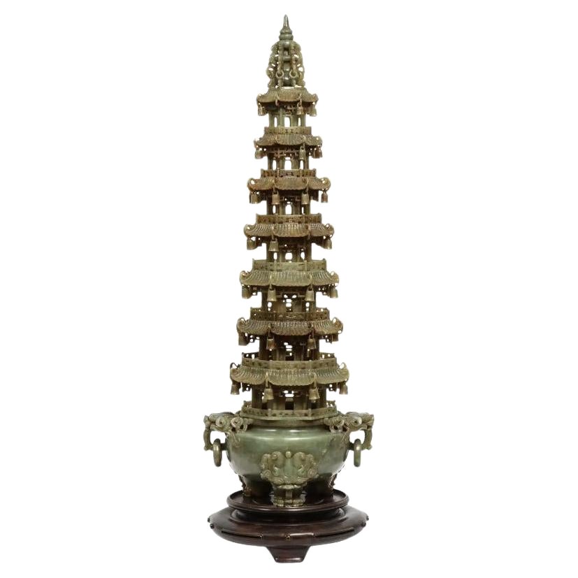 Monumentale Cenerentola cinese di giada verde traslucida intagliata a pagoda