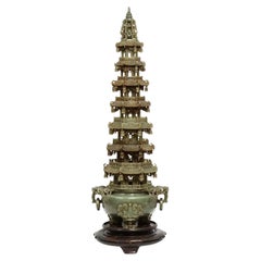 Monumentaler chinesischer Pagoden Censer aus geschnitzter, grüner, durchscheinender Serpentinen-Jade