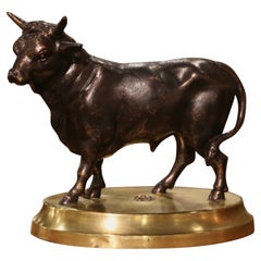 Französische Stierskulptur aus patinierter Bronze des 19. Jahrhunderts auf ovalem Messingsockel
