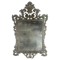 Miroir italien repoussé en métal du 19ème siècle
