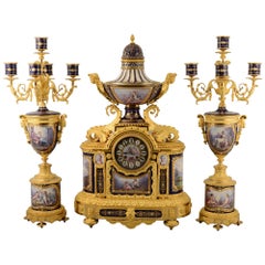 Guarnición, reloj y candelabro. Bronce, porcelana. Francia, siglo XIX.