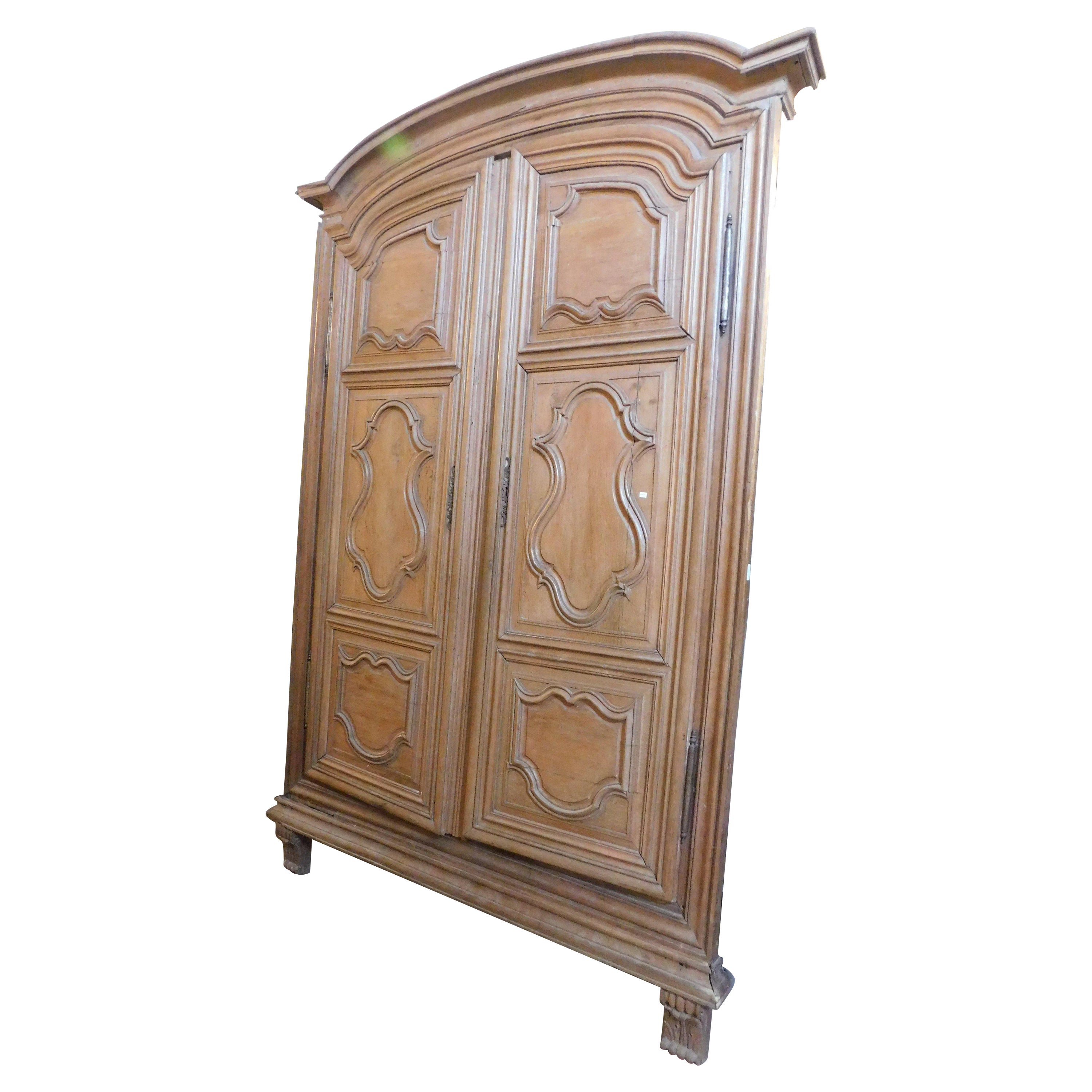 Placard, Wall cabinet in carved oak wood with wavy panels, France