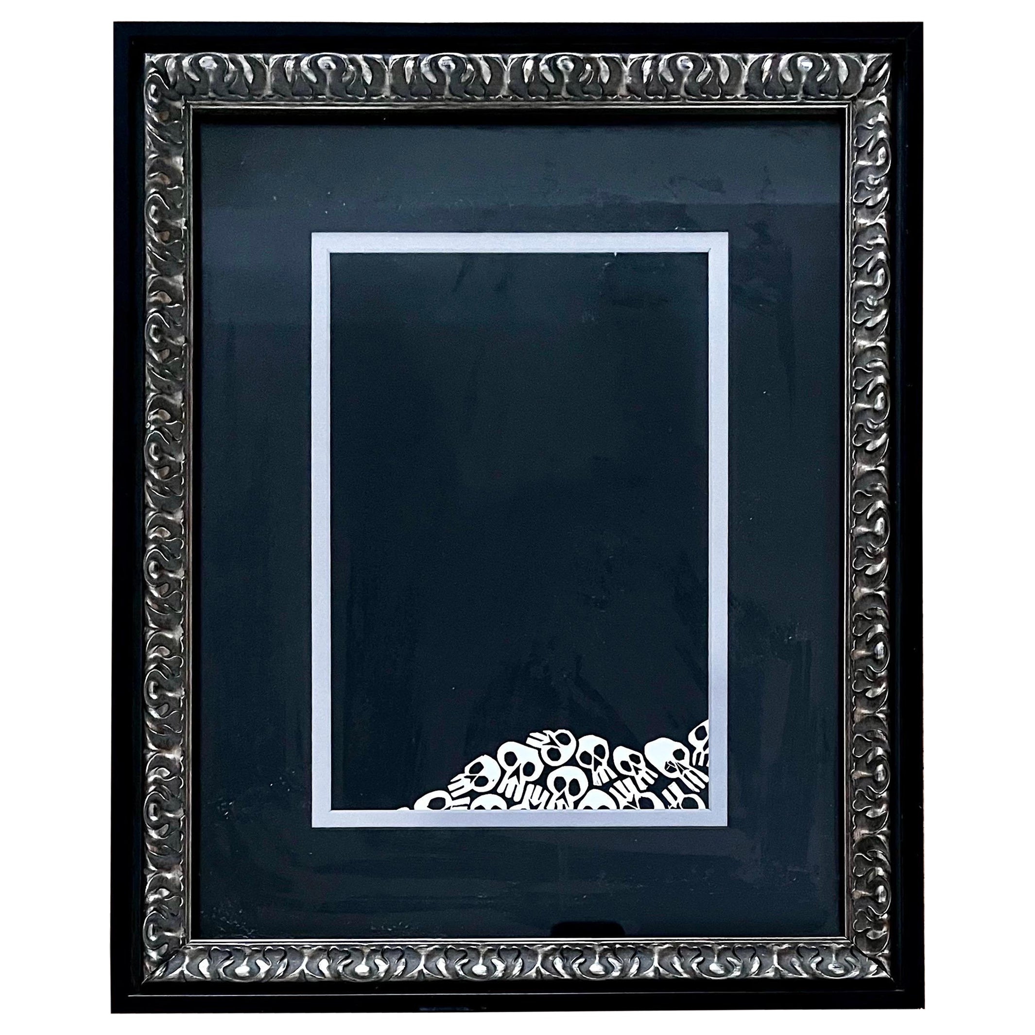 Stampa minimalista in bianco e nero con teschi