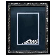 Stampa minimalista in bianco e nero con teschi