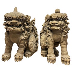 Japon Important  Paire de grands lions de temple du début du Shinto sculptés à la main, 18ème siècle