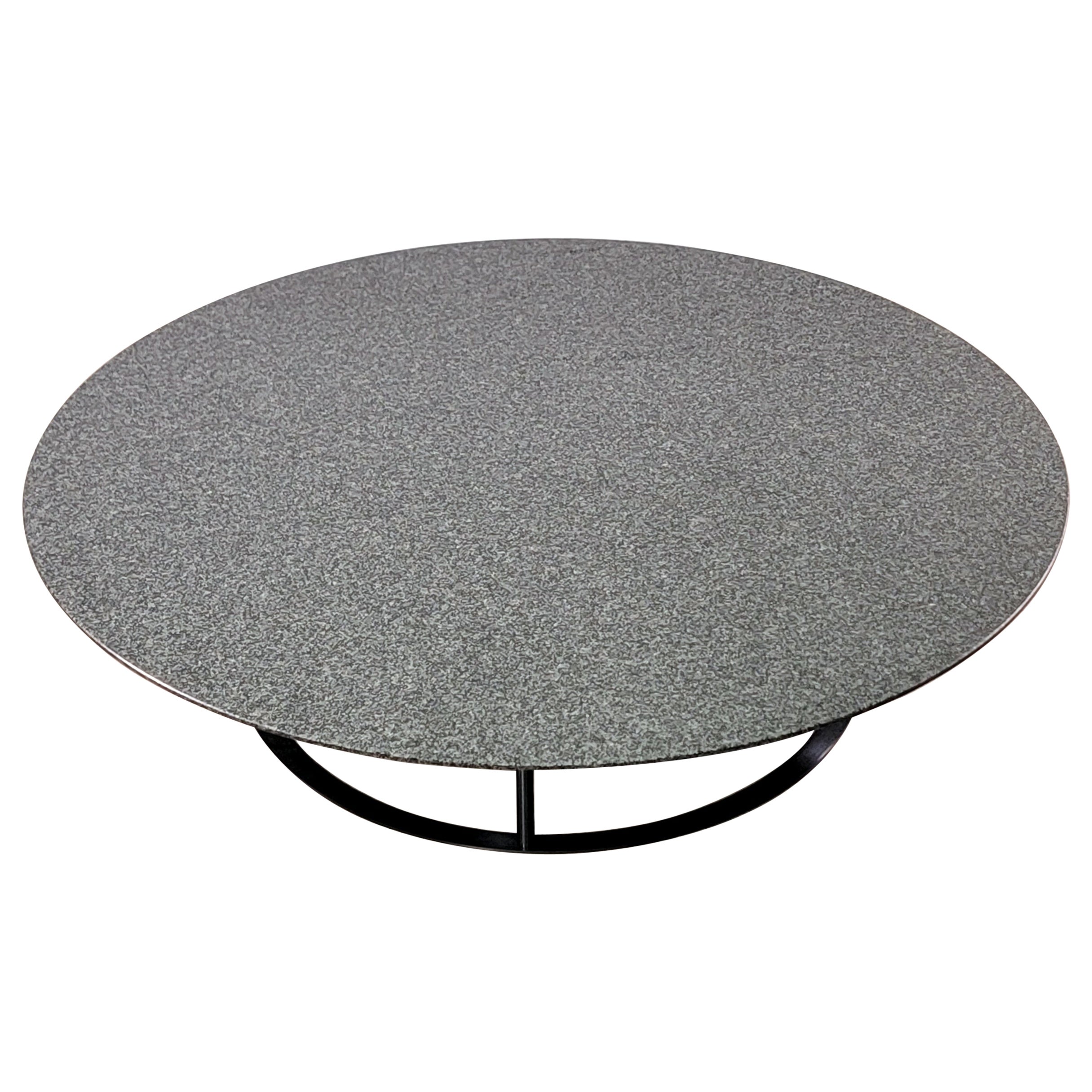 Table ronde à café ou à cocktail UVI conçue par Laura Griziotti pour Arflex Italie en 1981. Le plateau en granit moucheté noir repose sur un socle en acier laqué noir. Profil bas, minimaliste et moderne. Fabriquées en Italie.

Livraison locale