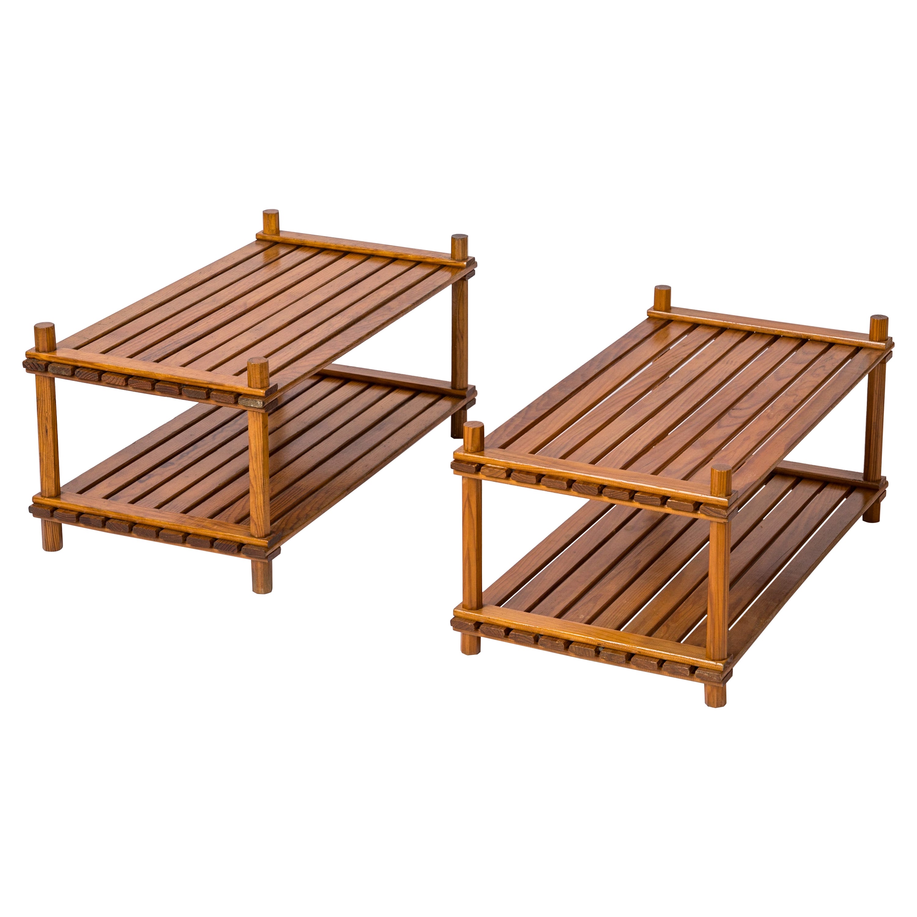 Ein Paar Couchtische aus Kiefernholz mit gestuften Lattenrostleisten im Perriand-Stil, Frankreich 1970er Jahre