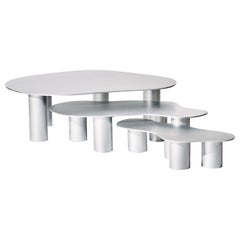 Mesas nido Puddle - Tres mesas bajas de aluminio apiladas con patas cilíndricas