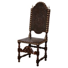 Chaise portugaise du 18e siècle en noyer sculpté avec cuir gaufré et clous en laiton