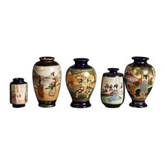 Cinq vases miniatures anciens en porcelaine japonaise bleue de Satsuma, scènes de genre C1920