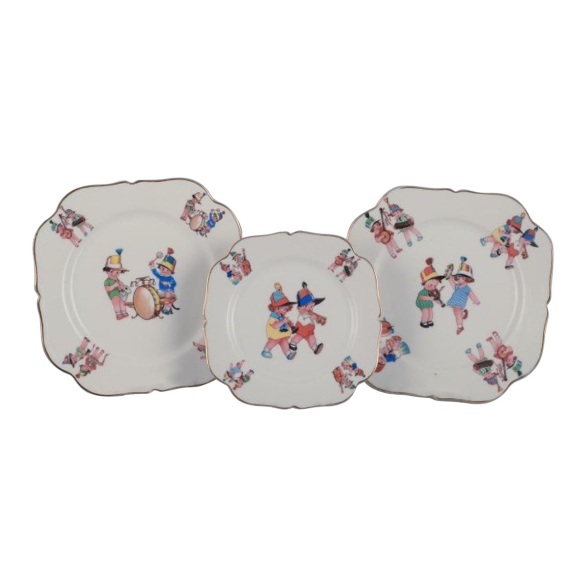 Porcelana de Limoges. Tres platos de porcelana con motivos de niños músicos