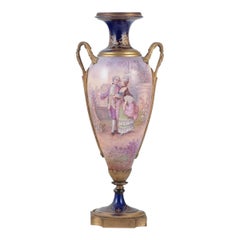 Lucot pour Sèvres, France. Grand vase en forme d'amphore en faïence et bronze.
