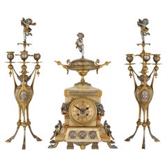 Pendule ancienne en albâtre, bronze doré et bronze argenté de style néo-grec