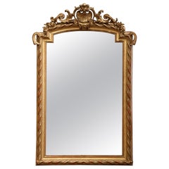 Miroir mural parisien du 19ème siècle en bois doré sculpté et arqué Louis XV