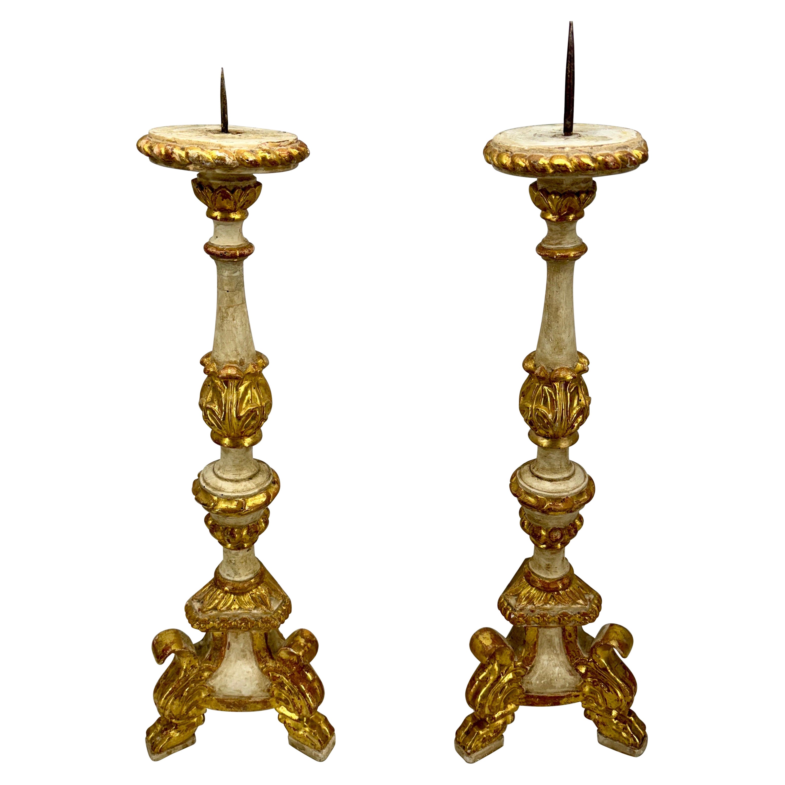 Coppia di alti candelabri italiani dorati a forma di grillo con vernice originale
