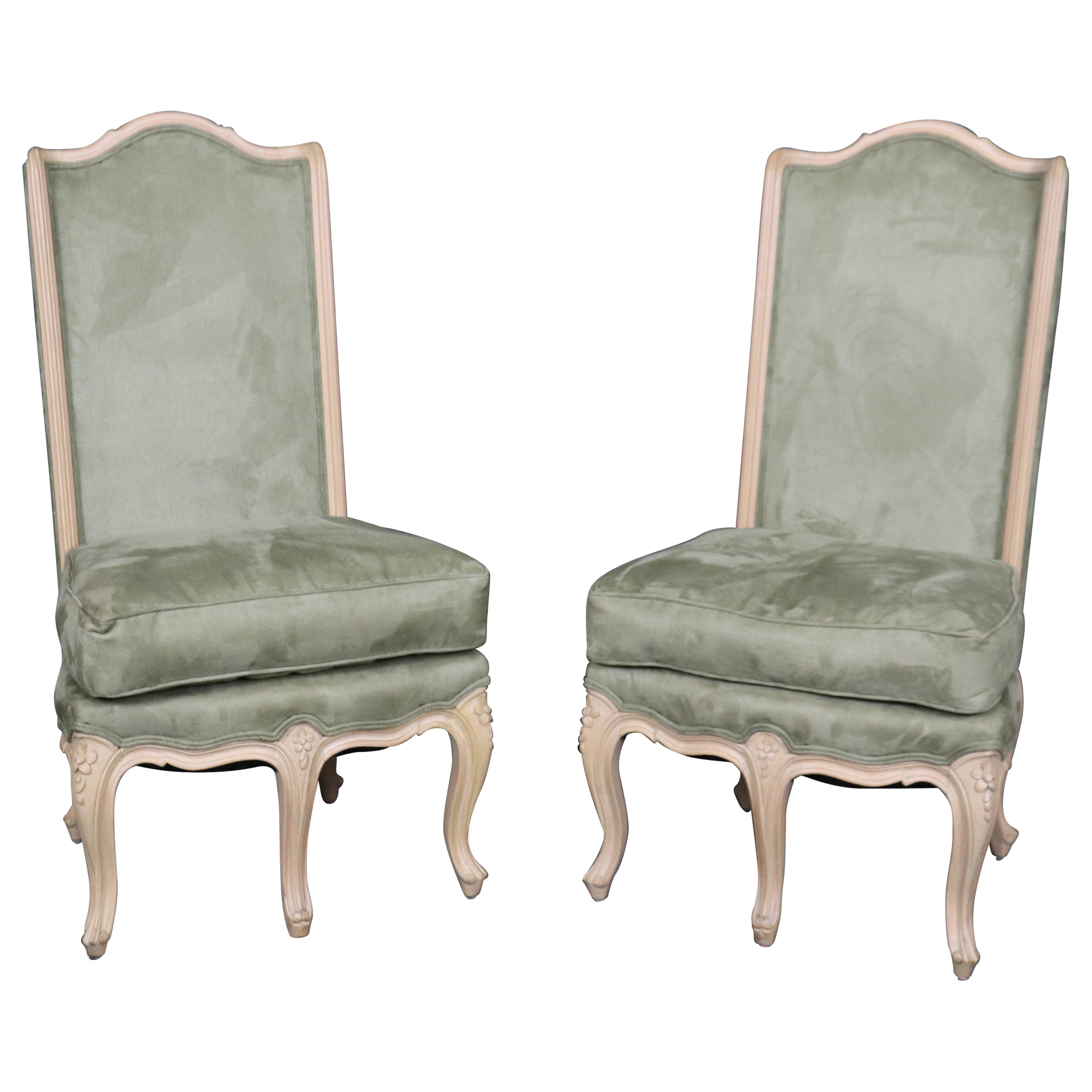 Rare paire de chaises d'appoint à 5 pieds en noyer chaulé de style Louis XV