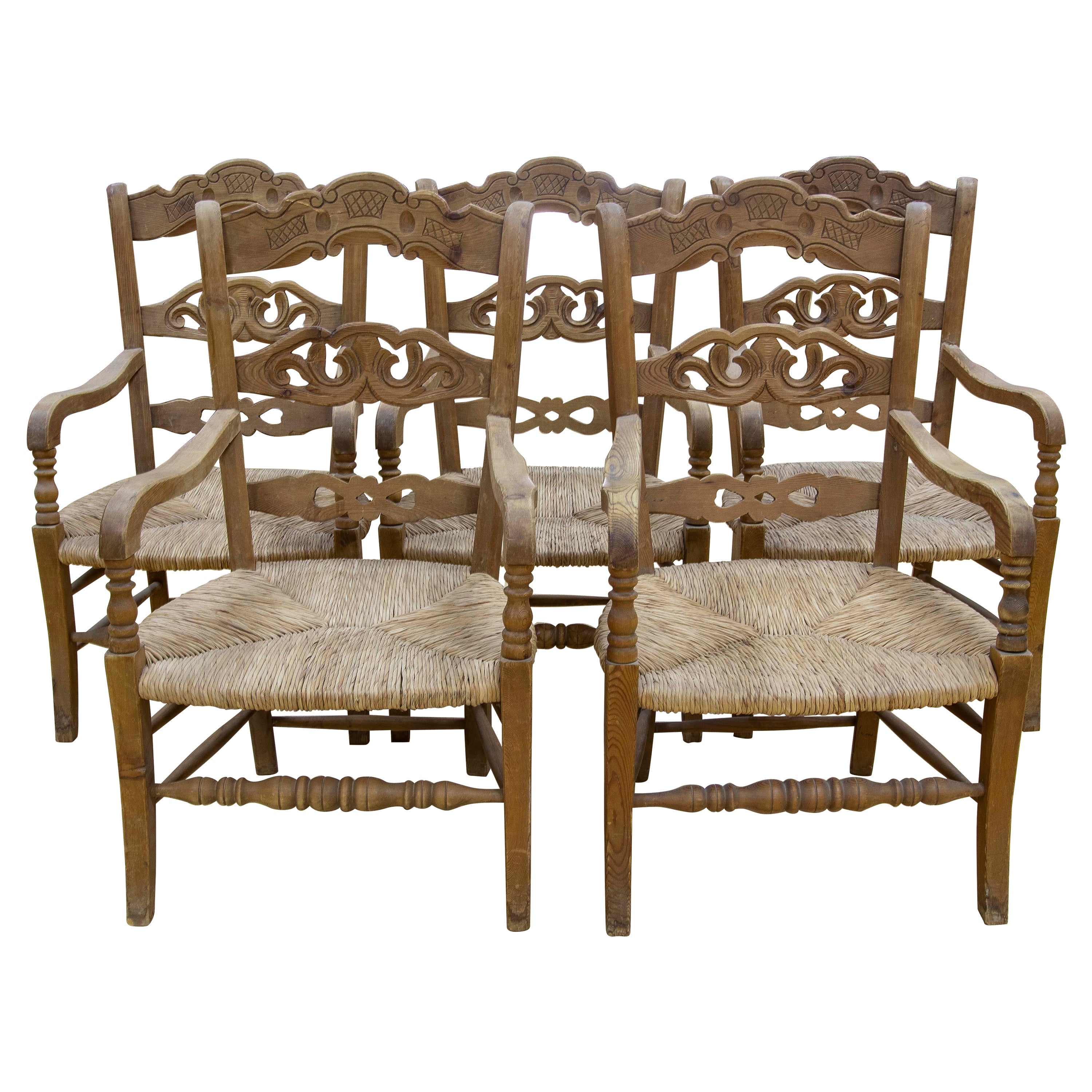 Ensemble espagnol de cinq chaises rustiques sculptées en bois et en broussin en vente