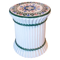 Base in ceramica degli anni '70 smaltata di bianco con fiori colorati 