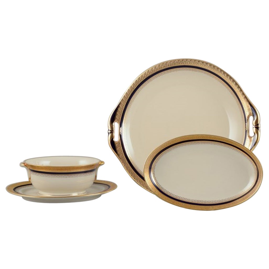 Hutschenreuther, Allemagne. Deux assiettes et saucière de la série "Margarete".