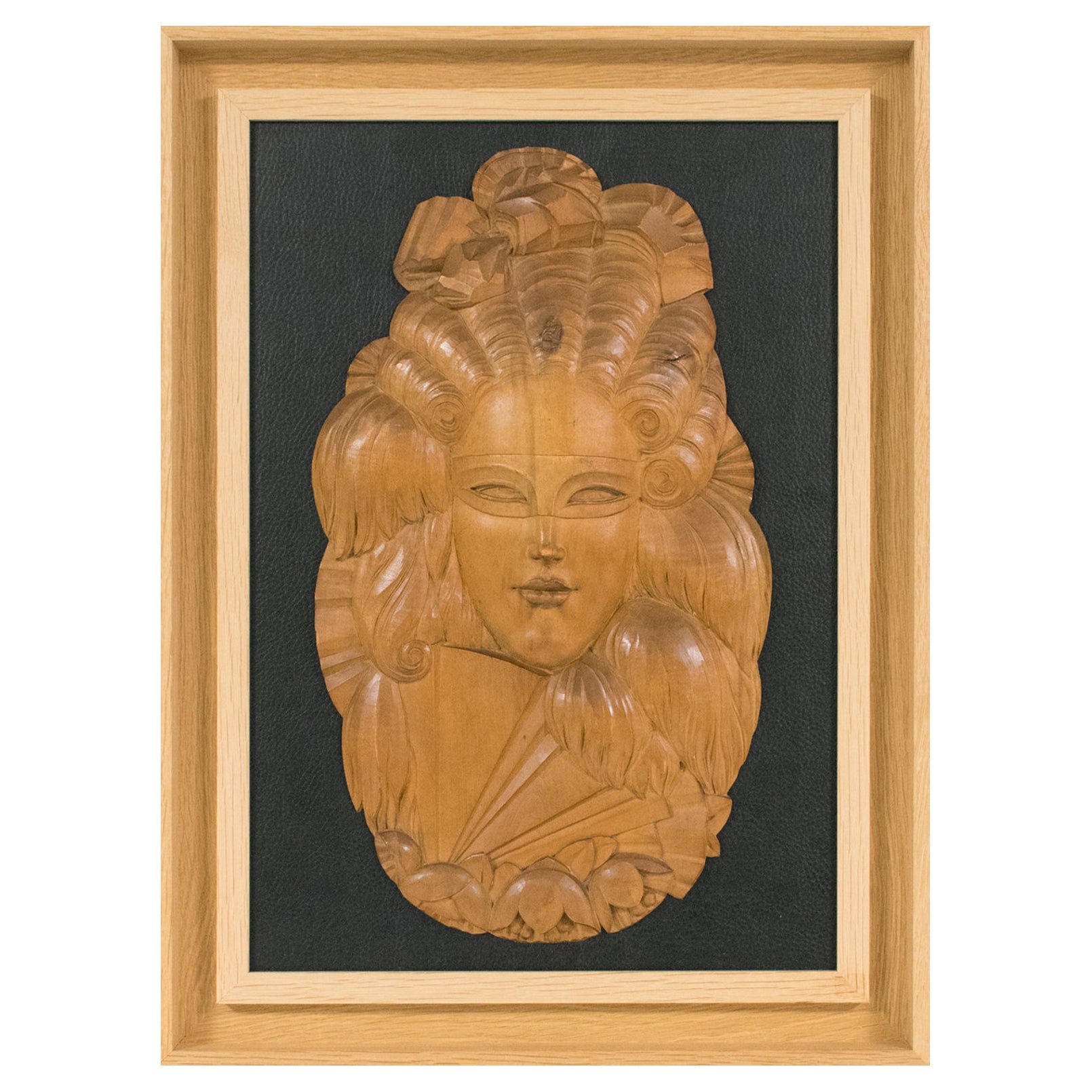 Escultura de madera tallada de panel de pared con retrato de máscara veneciana, hacia 1930