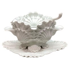 Vintage Mottahedeh Italian White Ceramic Shell Tureen With Under Plate and Ladle (Soupière en céramique blanche avec assiette et louche)